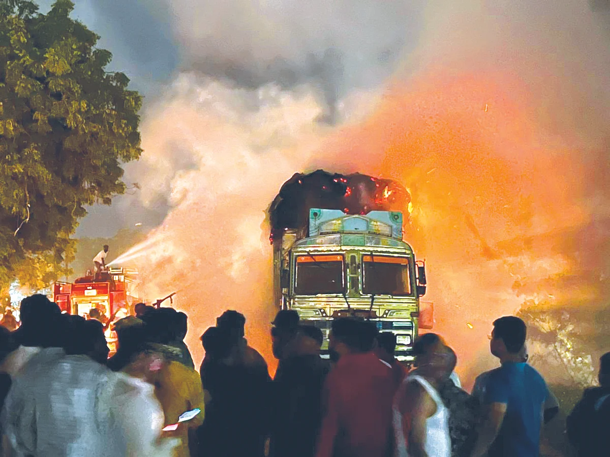 महामार्गावर टायर फुटून उडालेेल्या ठिणगीने धावता ट्रक पेटला