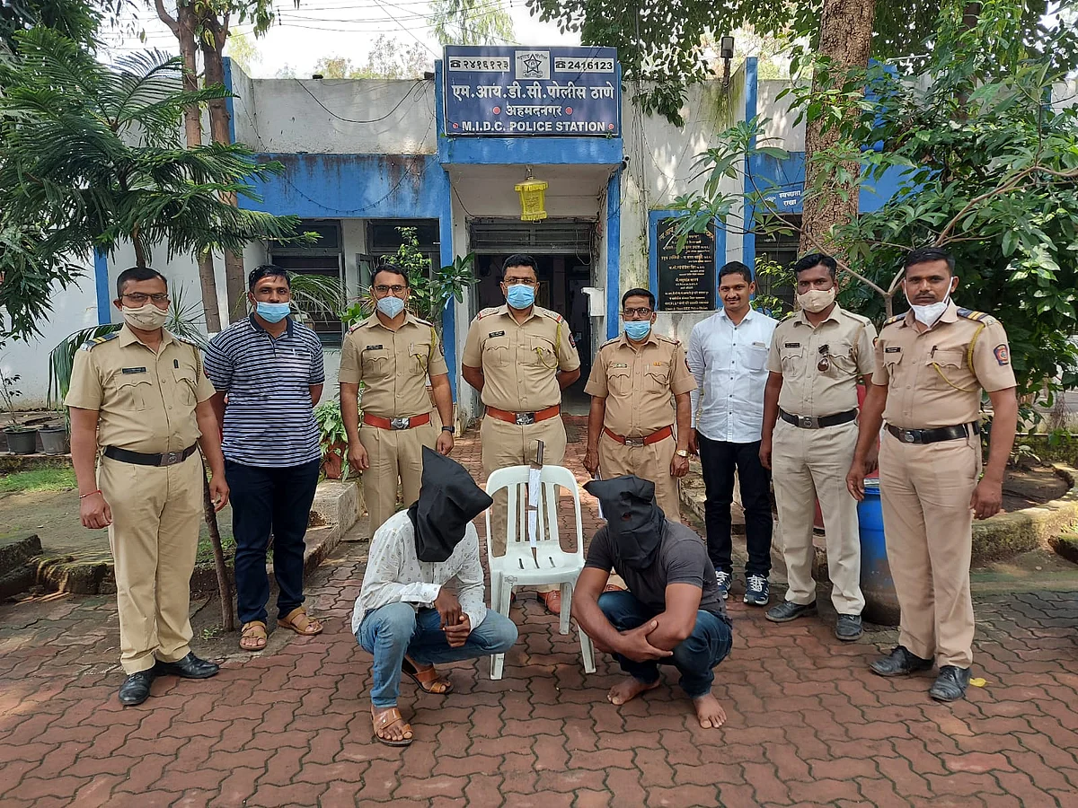 वाहन चालकांना लुटण्यापूर्वी दोघांच्या हाती बेड्या