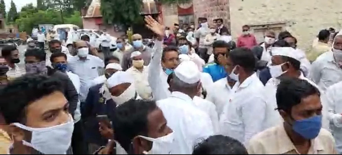 मनमानी करणार्या सरपंचाला ग्रामस्थांनी धरले धारेवर