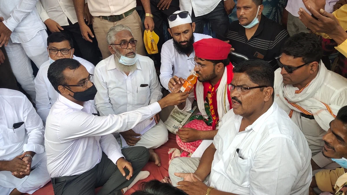 अटी आणि शर्तीवर समाजवादी पार्टीने उपोषण सोडले