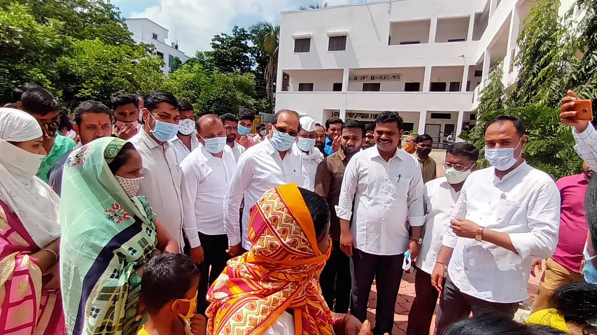 हॉटेल स्टाफचे सक्तीने लसीकरण करून घ्यावे - आ. विखे