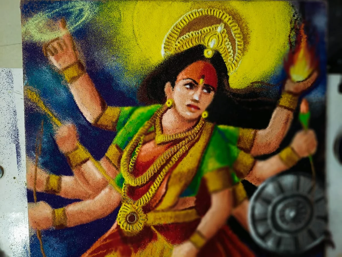 Photo : रांगोळीच्या माध्यमातून देवीची सेवा!
