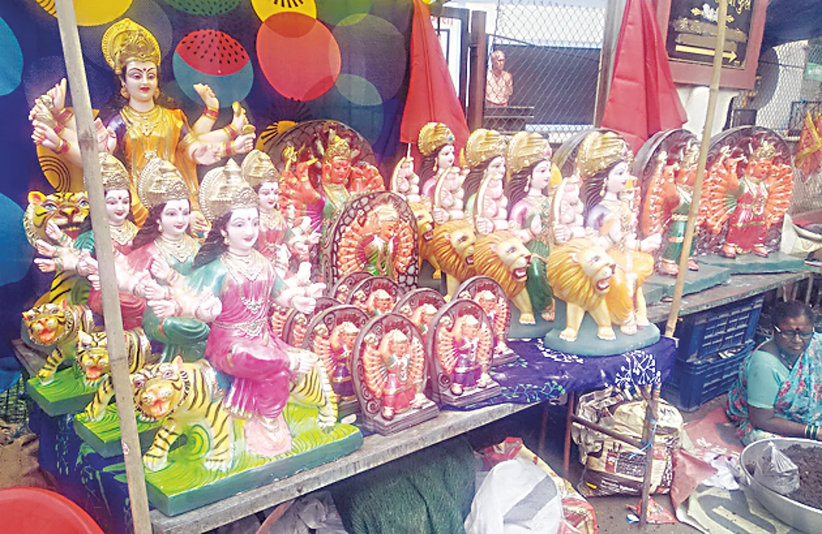 नवरात्रोत्सवासाठी देवी मंदिर सजले