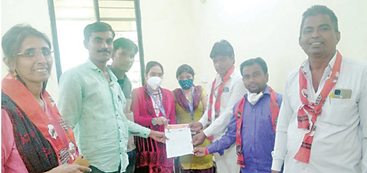 वीज वितरण अधिकार्यांच्या खुर्चीला निवेदन