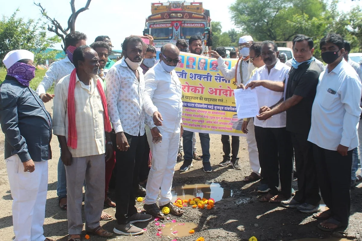 लहुजी शक्ती सेनेने हरेगाव फाटा येथे रस्त्यावरच केली सत्यनारायण महापूजा
