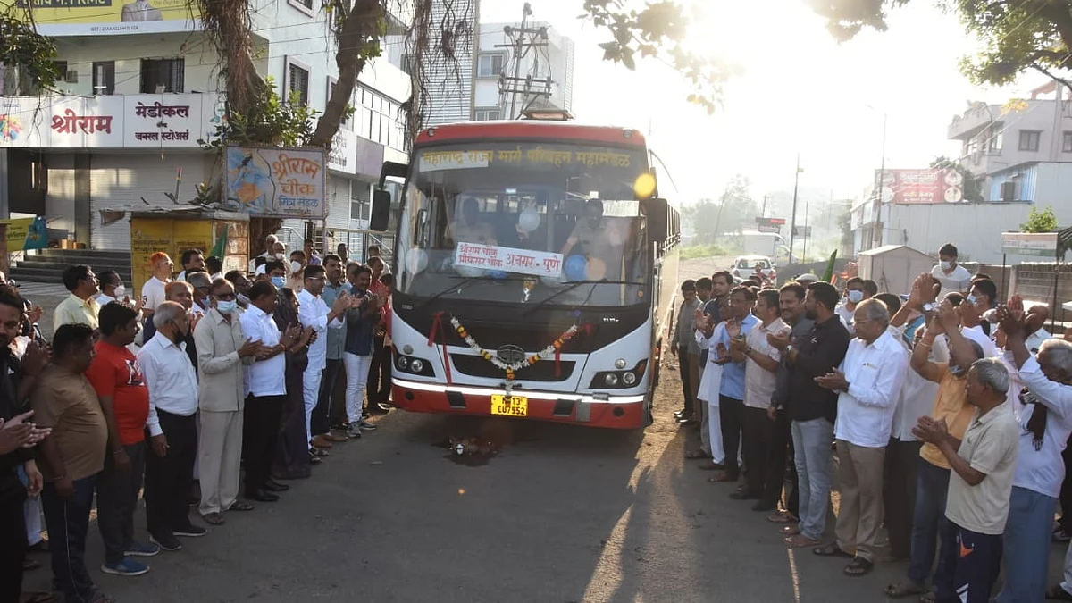 श्रीराम चौकातून पुण्याकडे धावली बस