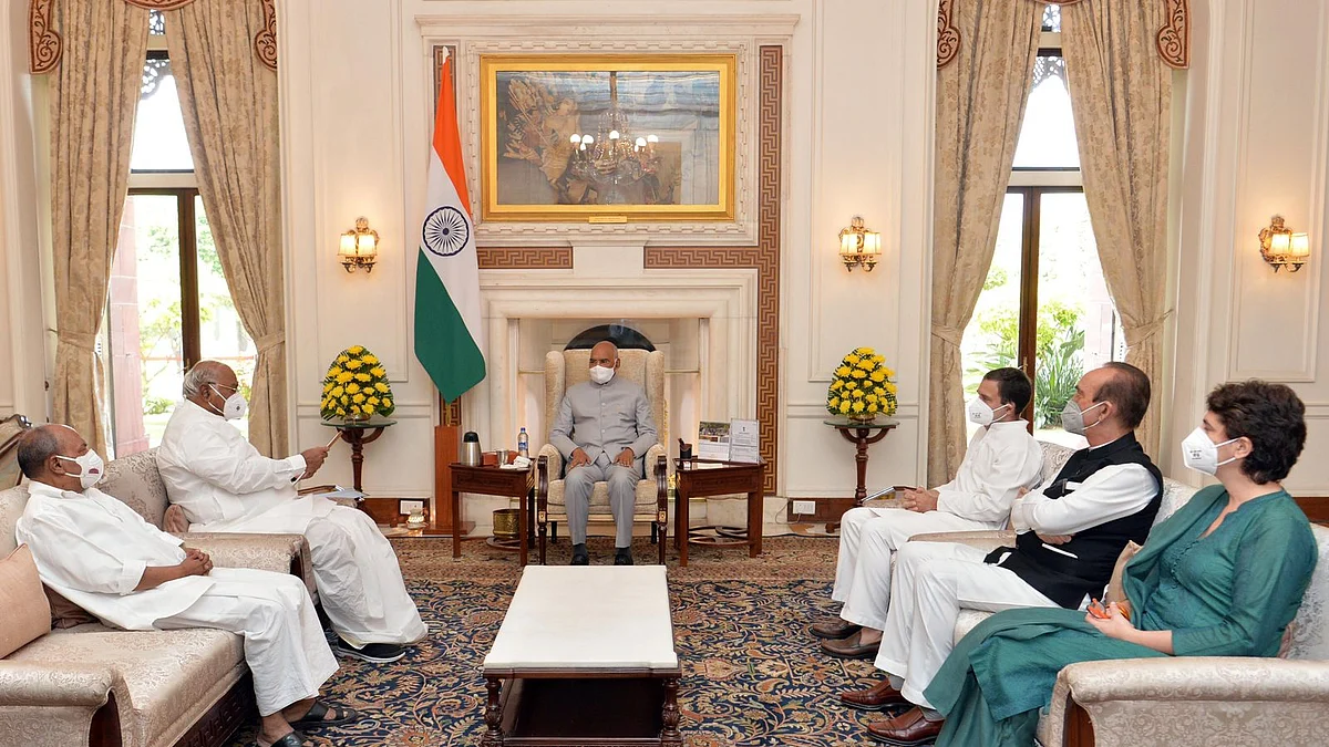 राहुल गांधींच्या नेतृत्त्वात काँग्रेस शिष्टमंडळानं घेतली राष्ट्रपतींची भेट; केली 'ही' मागणी