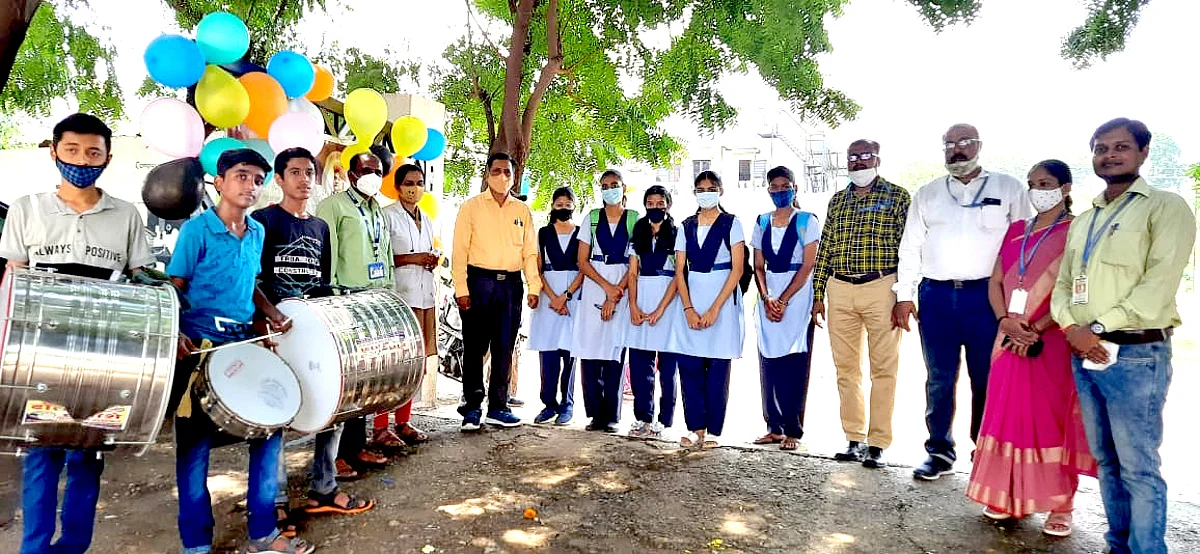शाळांमध्ये विद्यार्थ्यांचे जल्लोषात स्वागत!