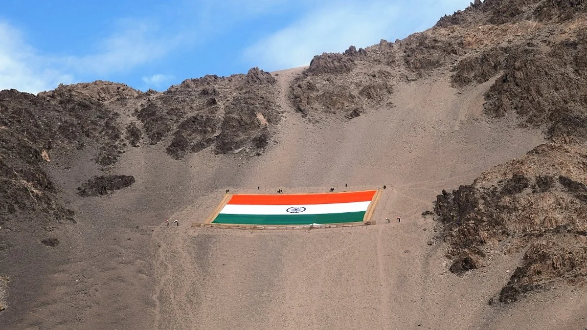 'या' ठिकाणी जगातील सर्वात मोठ्या खादी तिरंग्याचं अनावरण, पाहा व्हिडिओ