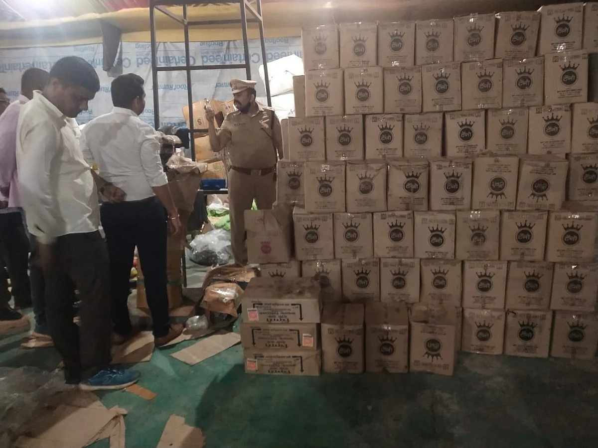 चांदोरीत बनावट मद्यसाठा जप्त; १२ संशयितांना बेड्या