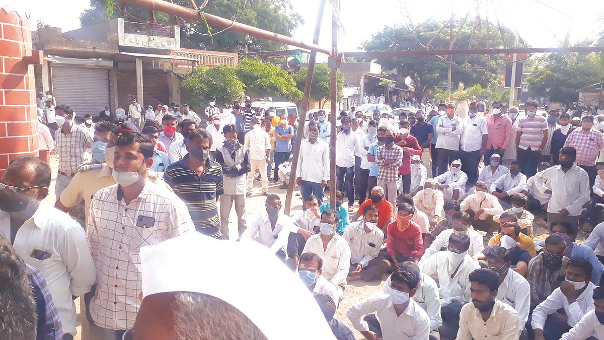 चांद्यात लॉकडाऊन वाढविल्याने ग्रामस्थांचे ठिय्या आंदोलन