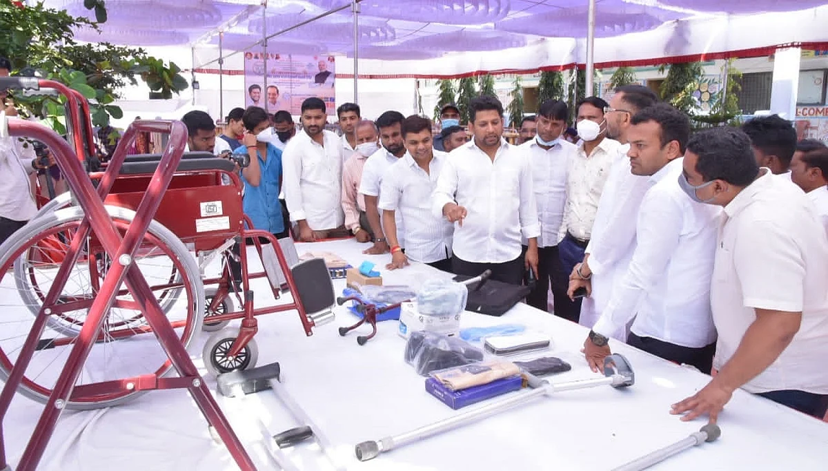 राष्ट्रीय वयोश्री योजनेचा ज्येष्ठ नागरिकांना सर्वाधिक लाभ वाराणसीनंतर नगर जिल्ह्याची नोंद - खा. विखे