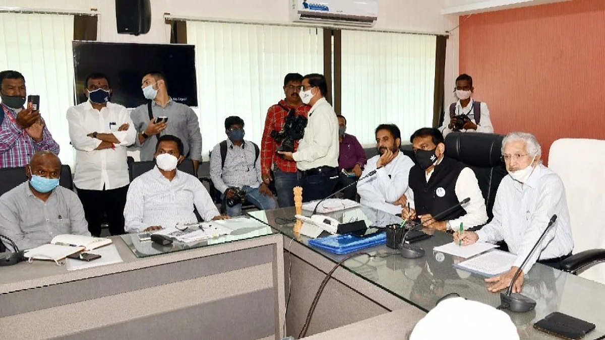 पालकमंत्र्यांनी घेतला विकासकामांचा आढावा