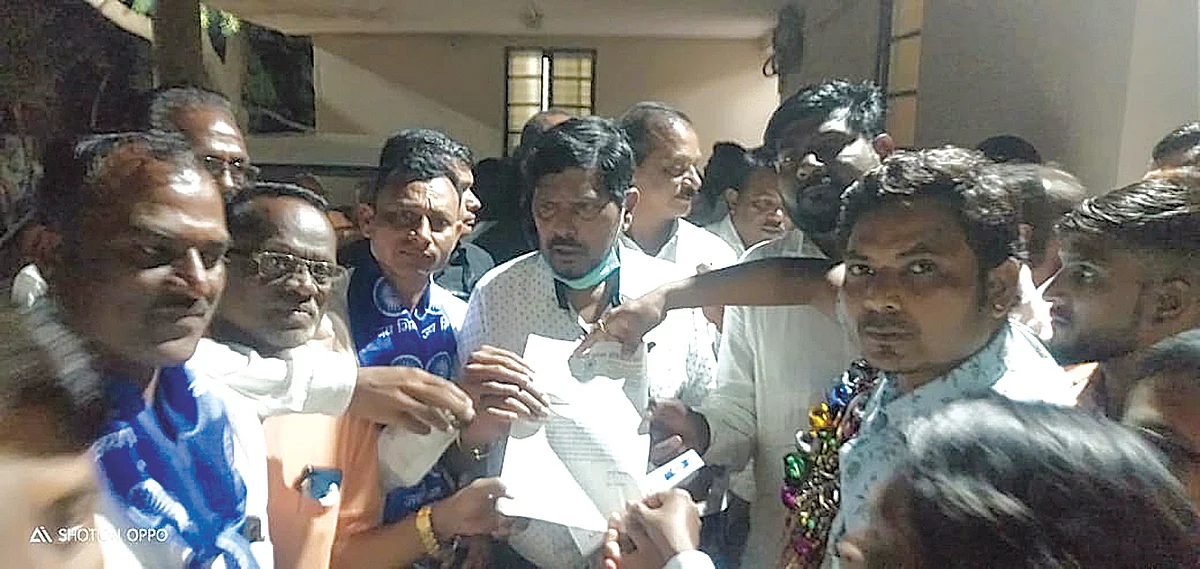 शिंदखेडा येथे सुपरफास्ट गाड्यांना थांबा मिळावा