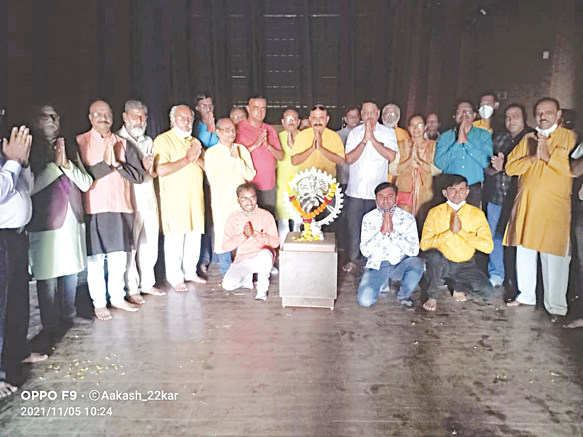 जळगावात रंगभूमीची उपेक्षाच... अंधार्या स्टेजवर झाले नटराज पूजन