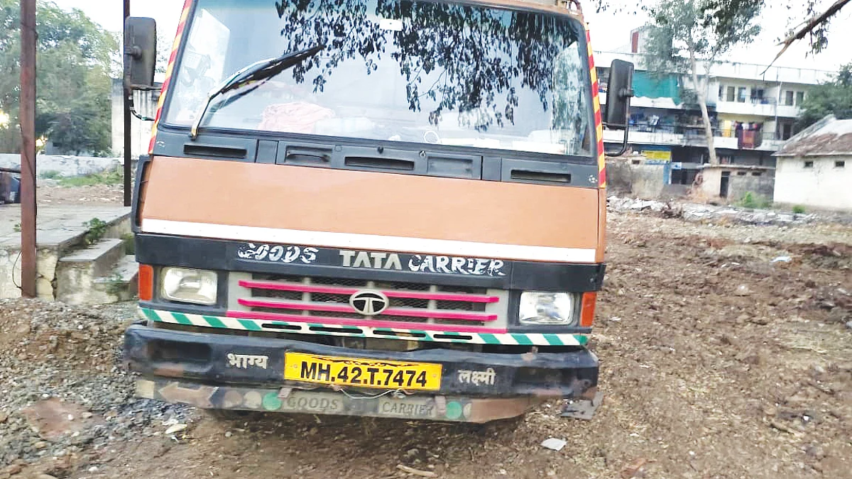 तांदूळाची आयशर पोलिसांच्या ताब्यात