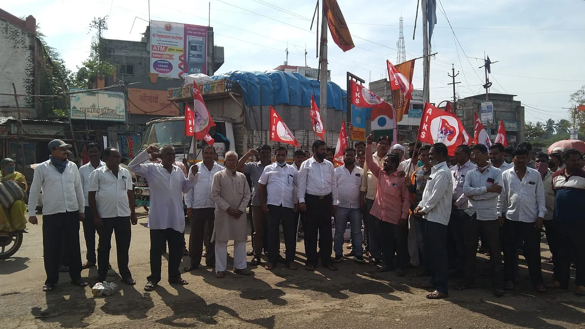 कृषी कायदे रद्द : शेवगावमध्ये फटाके वाजवत जल्लोष