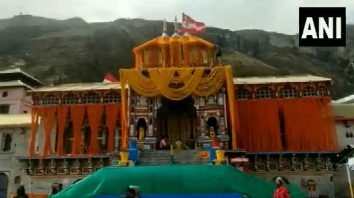 Diwali 2021 : दिवाळी निमित्त बद्रीनाथ मंदिर १० क्विंटल फुलांनी सजले, पाहा व्हिडिओ