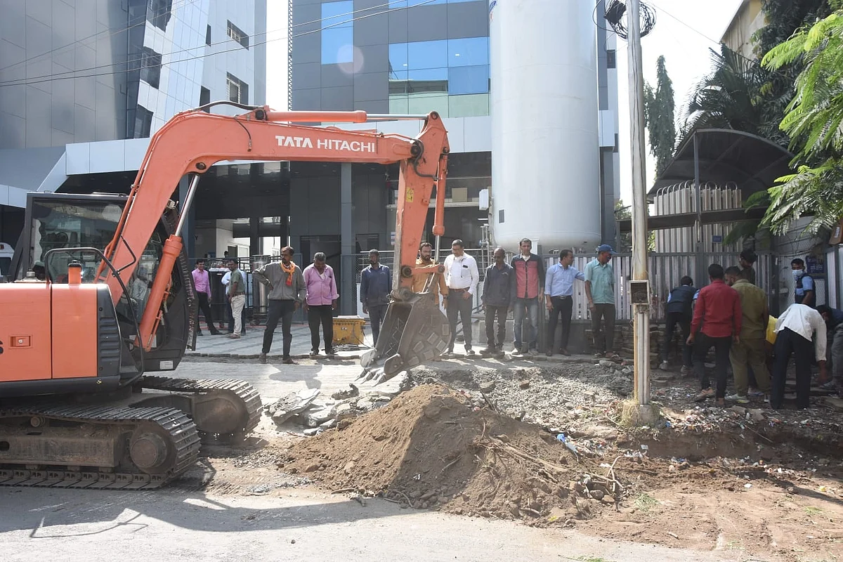 रस्त्यांच्या कामासाठी अतिक्रमण हटविले