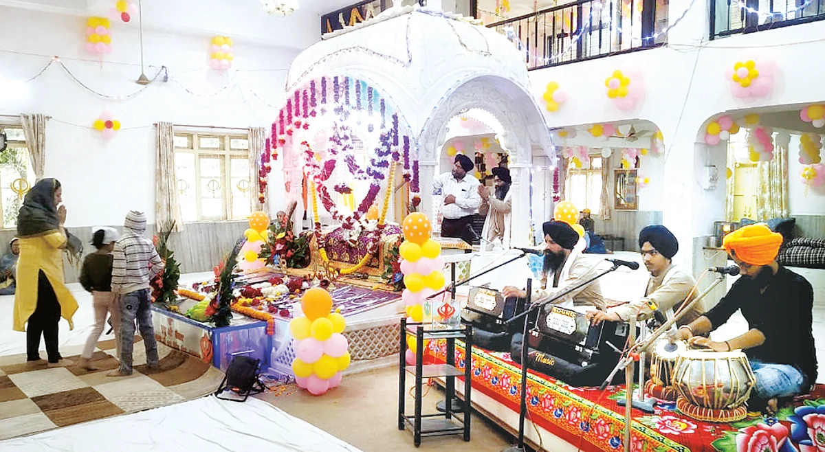 भक्तिमय वातावरणात गुरुनानक जयंती साजरी