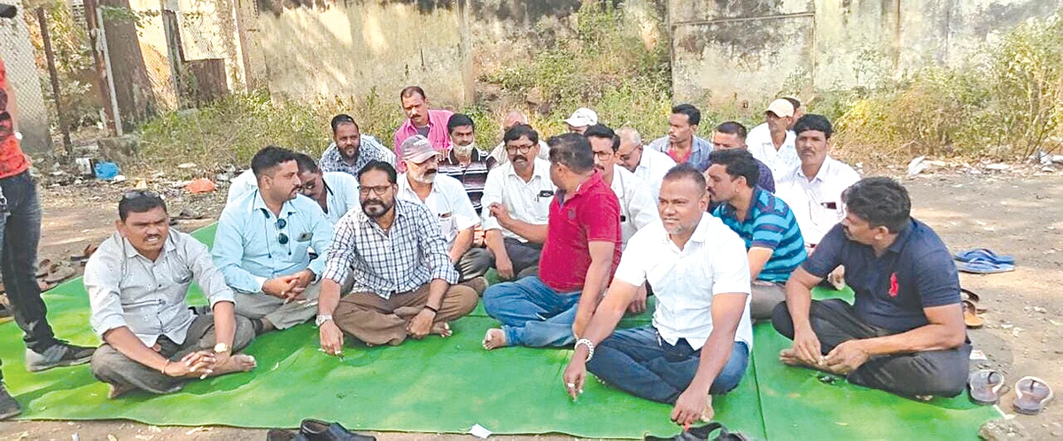 मोर्चासाठी जाणार्या एसटी कर्मचार्यांची पोलीसांकडून अडवणूक