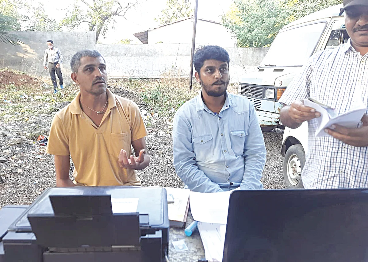 जळगावात दहा हजारांची लाच घेतांना दोन आरटीओ एजंट जाळ्यात