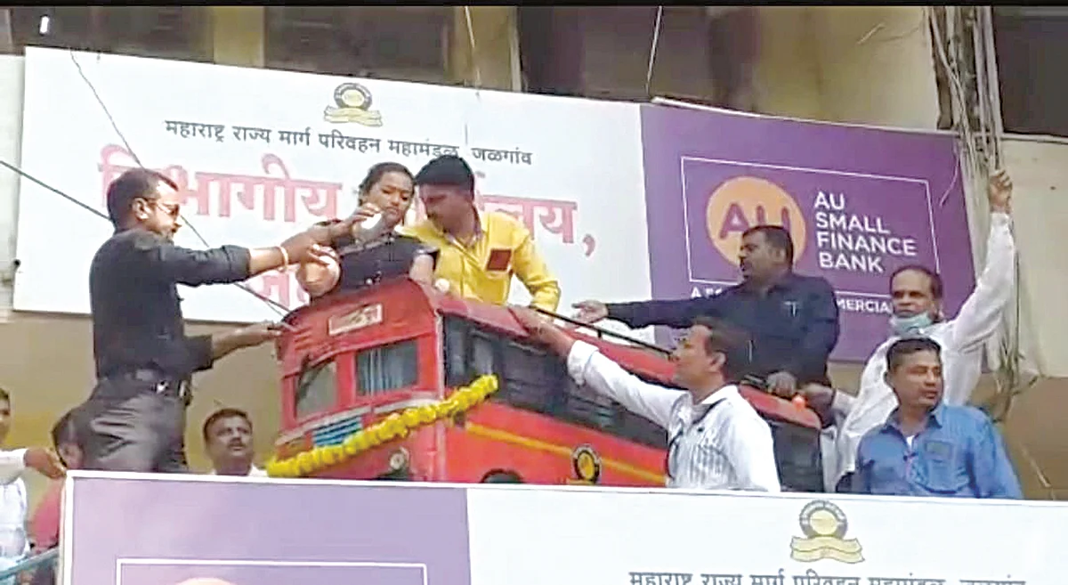 लालपरीला दुग्धाभिषेक घालून राज्य शासनाचा निषेध