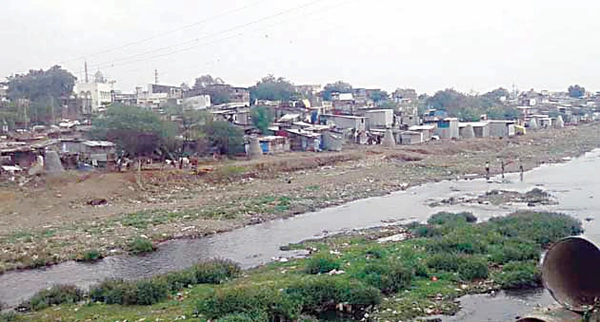 अस्वच्छतेचा ‘मोसम’ला विळखा