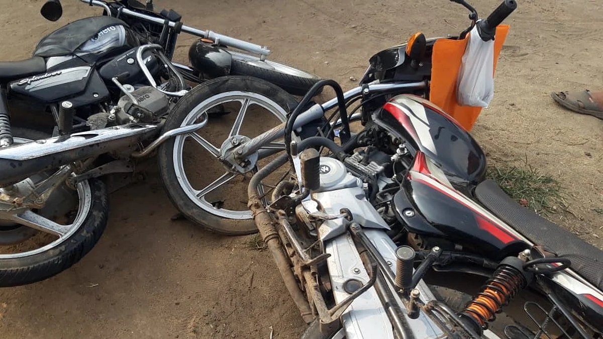 मोटारसायकल अपघातात तीन गंभीर जखमी