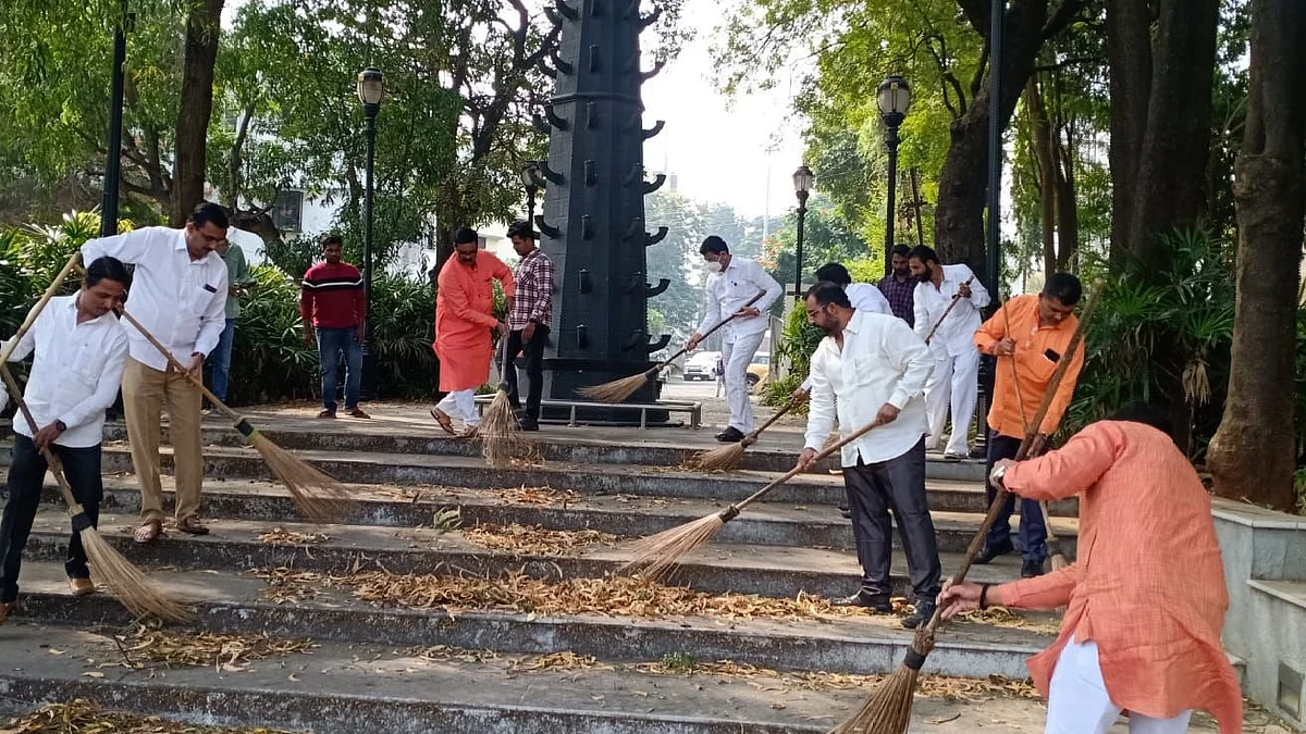 शस्त्र संग्रहालयाची साफसफाई करून बाबासाहेबांना अनोखी श्रद्धांजली