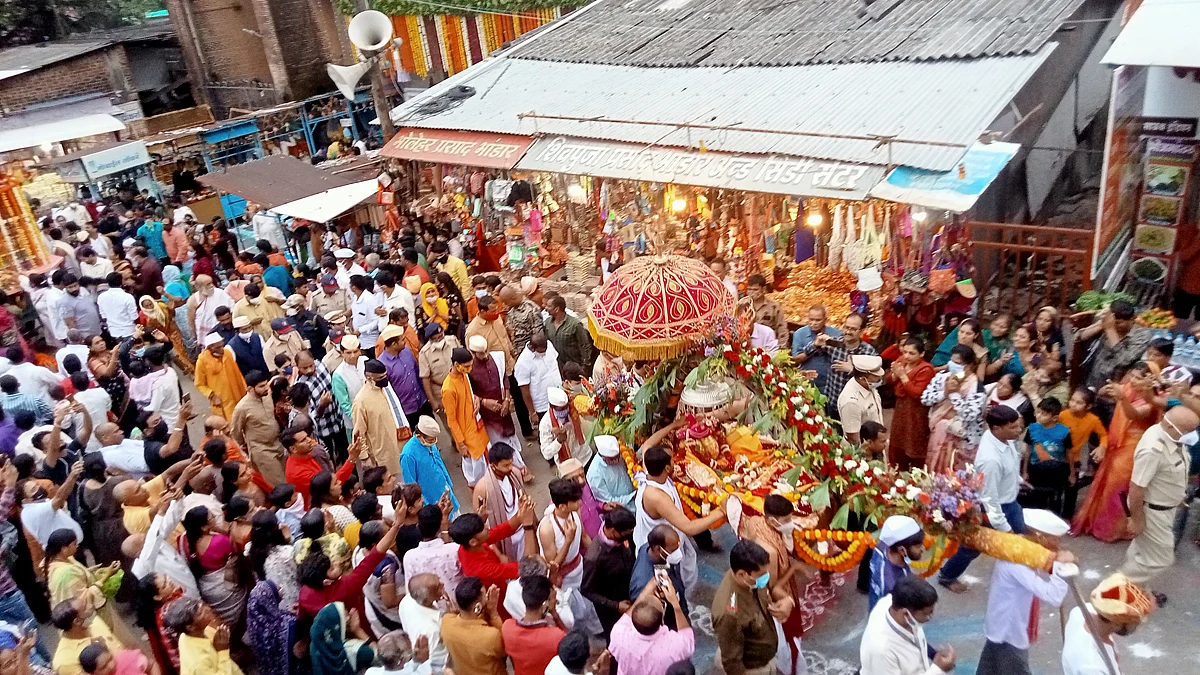 त्रिपुरी पौर्णिमेनिमित्त त्र्यंबकेश्वरची पालखी मिरवणूक