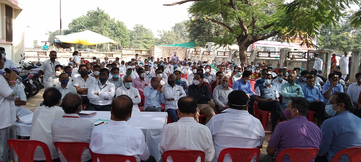 जिल्हा रुग्णालय आग प्रकरण: डाॅक्टर, कर्मचाऱ्यांचे काम बंद आंदोलन सुरू