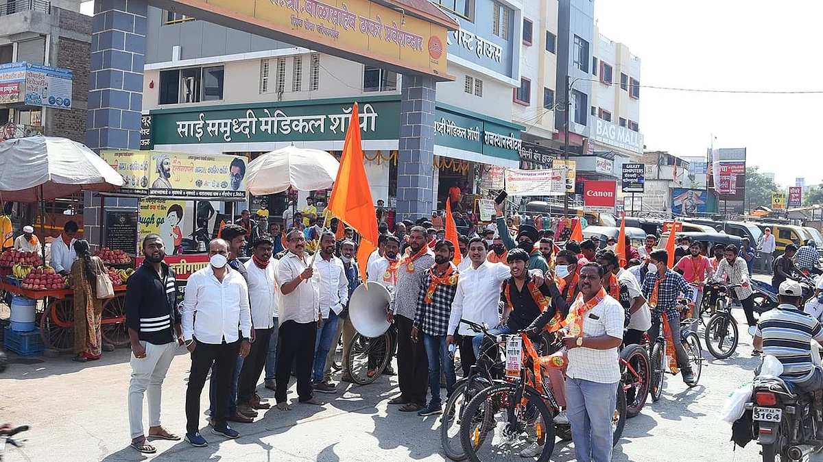 इंधन दरवाढ विरोधात युवासेनेचा सायकल रॅलीद्वारे निषेध