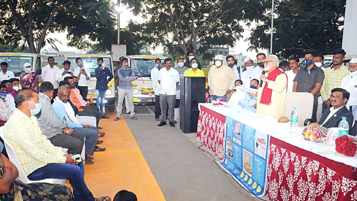 बेरोजरागारांना फिरत्या विक्रीसाठी वाहन वितरण