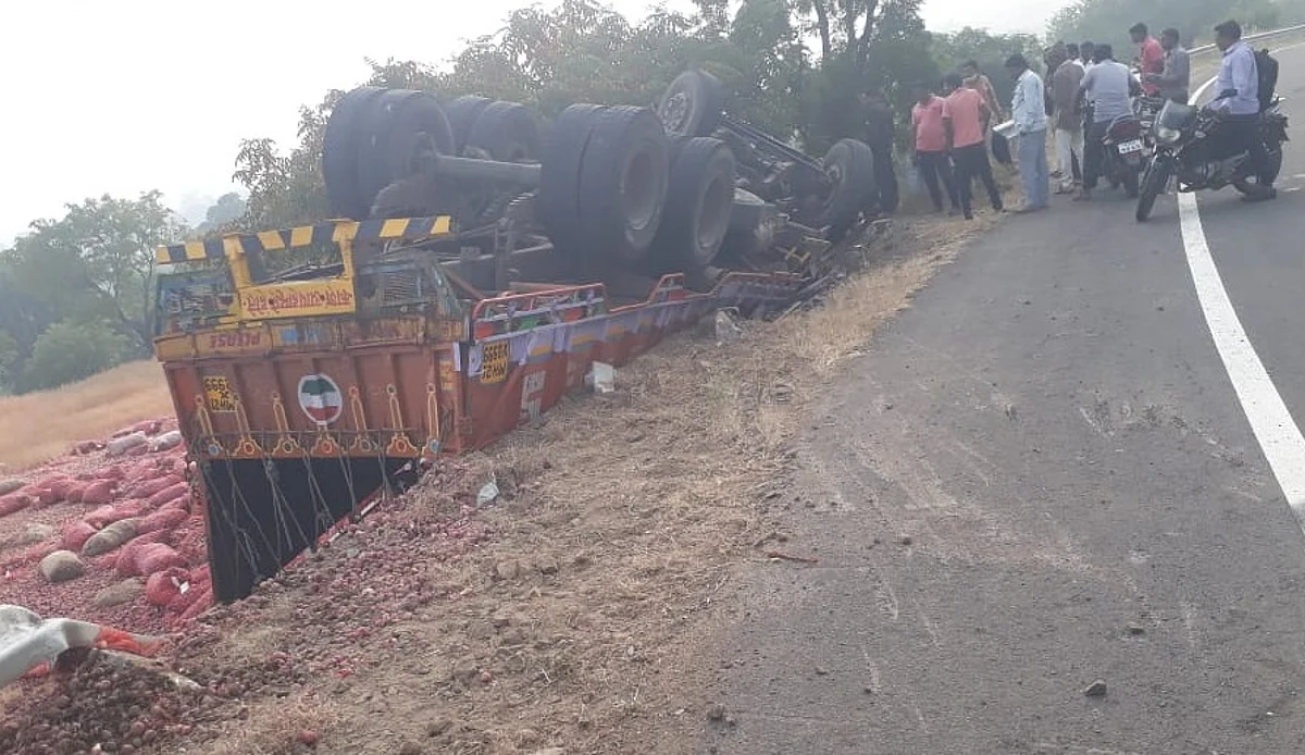 मालट्रकच्या अपघातात क्लिनर ठार