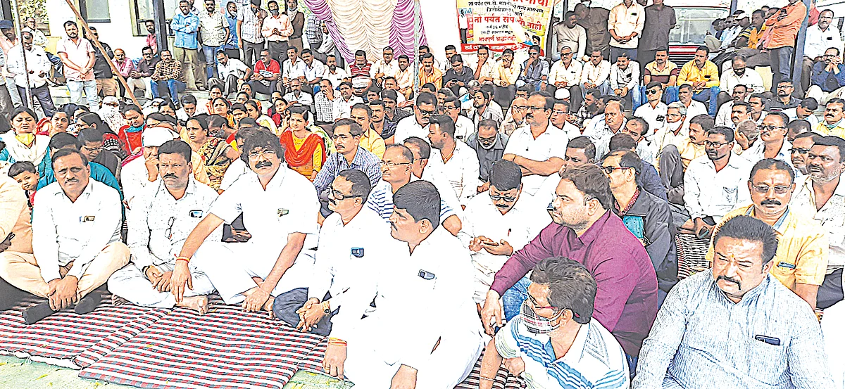 धुळे विभागातील 56 एसटी कर्मचारी निलंबित