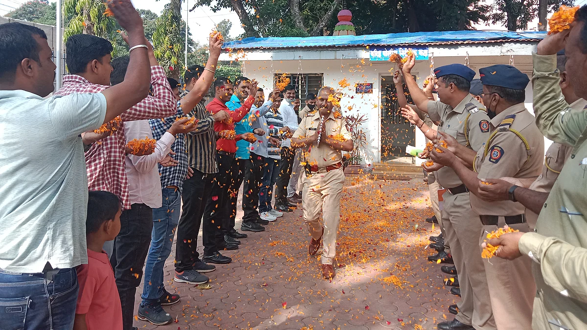 कुमार चौधरी यांना निरोप देतांना कर्मचारी गहिवरले