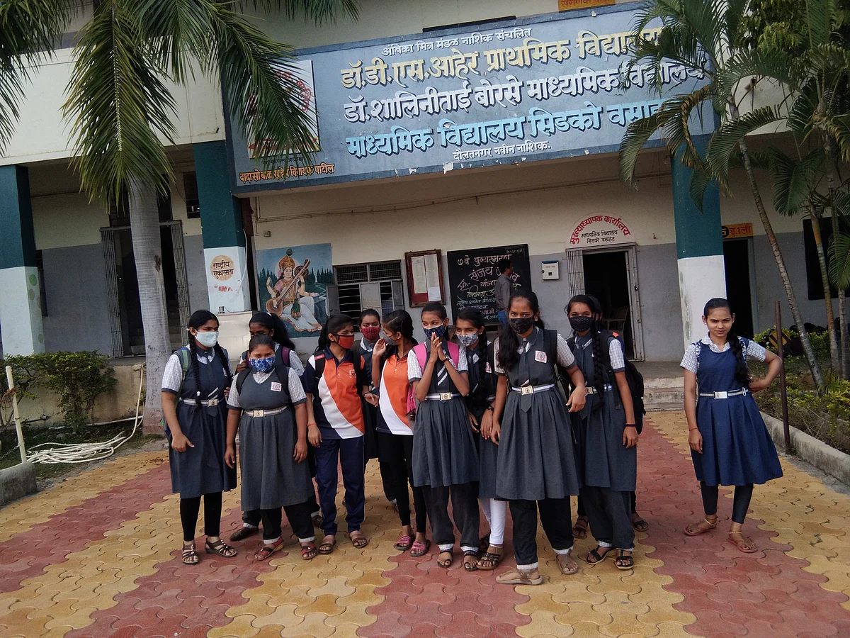 दोन वर्षानंतर भरली शाळा; मधल्या सुट्टीसह मित्रमैत्रिणींच्या गाठीभेटीने आनंदोत्सव