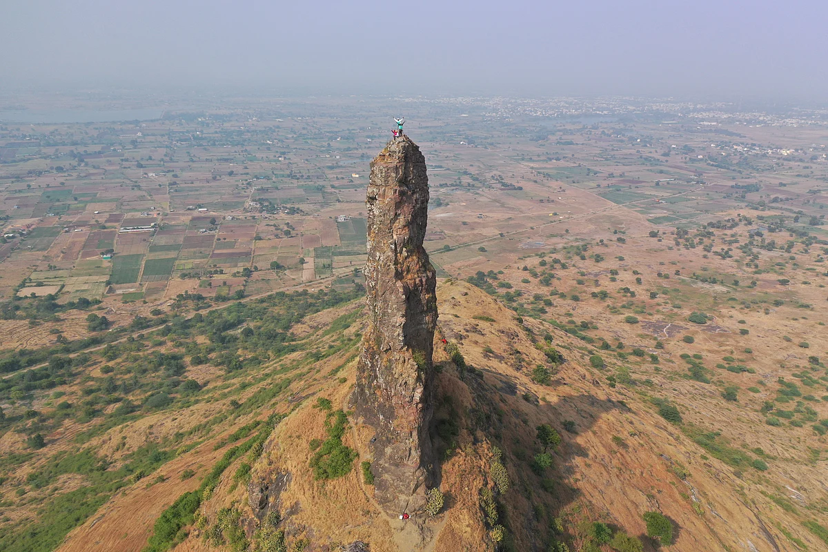 नगरच्या गिर्यारोहकांनी केला वजीर सुळका सर
