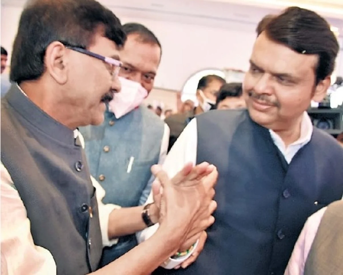 असेही राजकीय दृश्य : तासाभरापुर्वी एकमेकांवर तिखट टीका अन नंतर रंगल्या दिलखुलास गप्पा