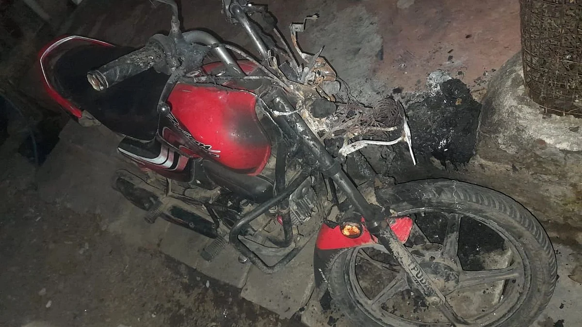 हरीविठ्ठल नगरात घरासमोर उभी दुचाकी जळाली