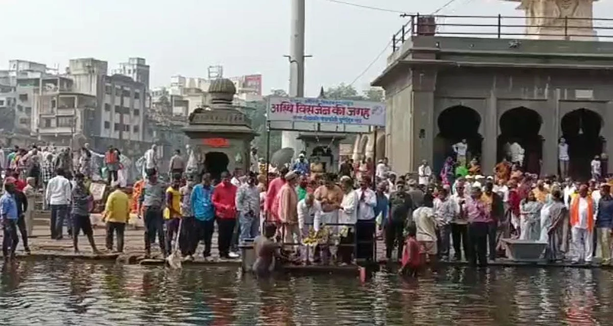 शिवशाहीर बाबासाहेब पुरंदरे यांच्या अस्थींचे रामकुंडात विसर्जन