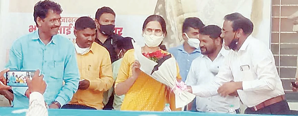 आढावा बैठकीत नागरिकांकडून तक्रारींचा पाऊस
