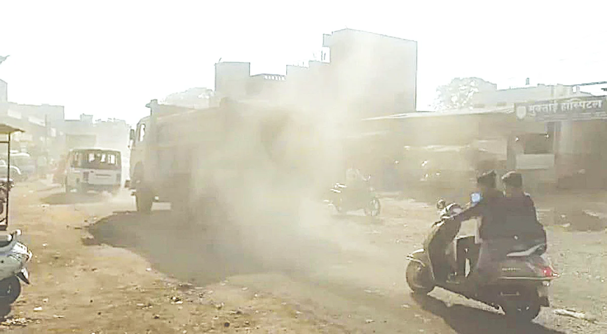 काम थांबल्याने पिंपळनेर-सटाणा रस्त्ता ‘धूळीत’