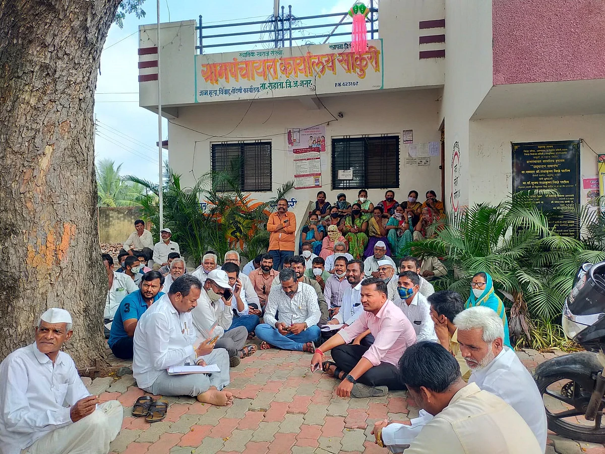 रस्ता दुरुस्तीसाठी साकुरी ग्रामपंचायतीसमोर ग्रामस्थांचा ठिय्या