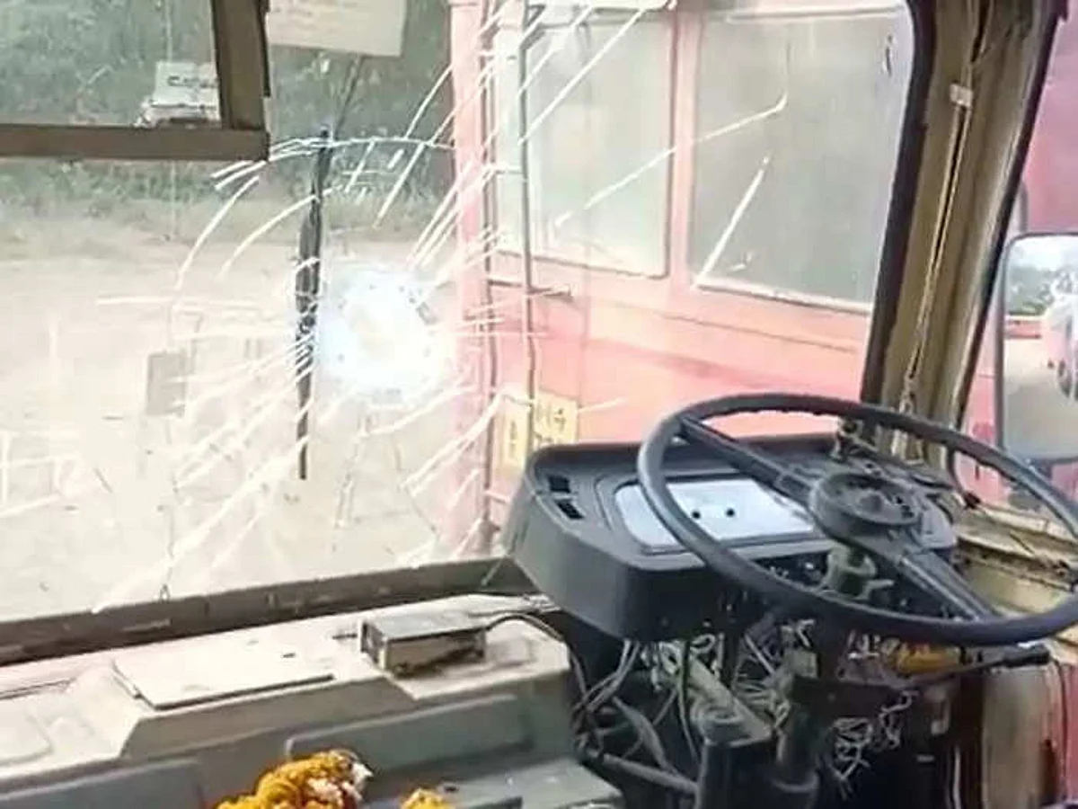एसटी बस कर्मचाऱ्यांचे आंदोलन चिघळले, चार बसेवर दगडफेक