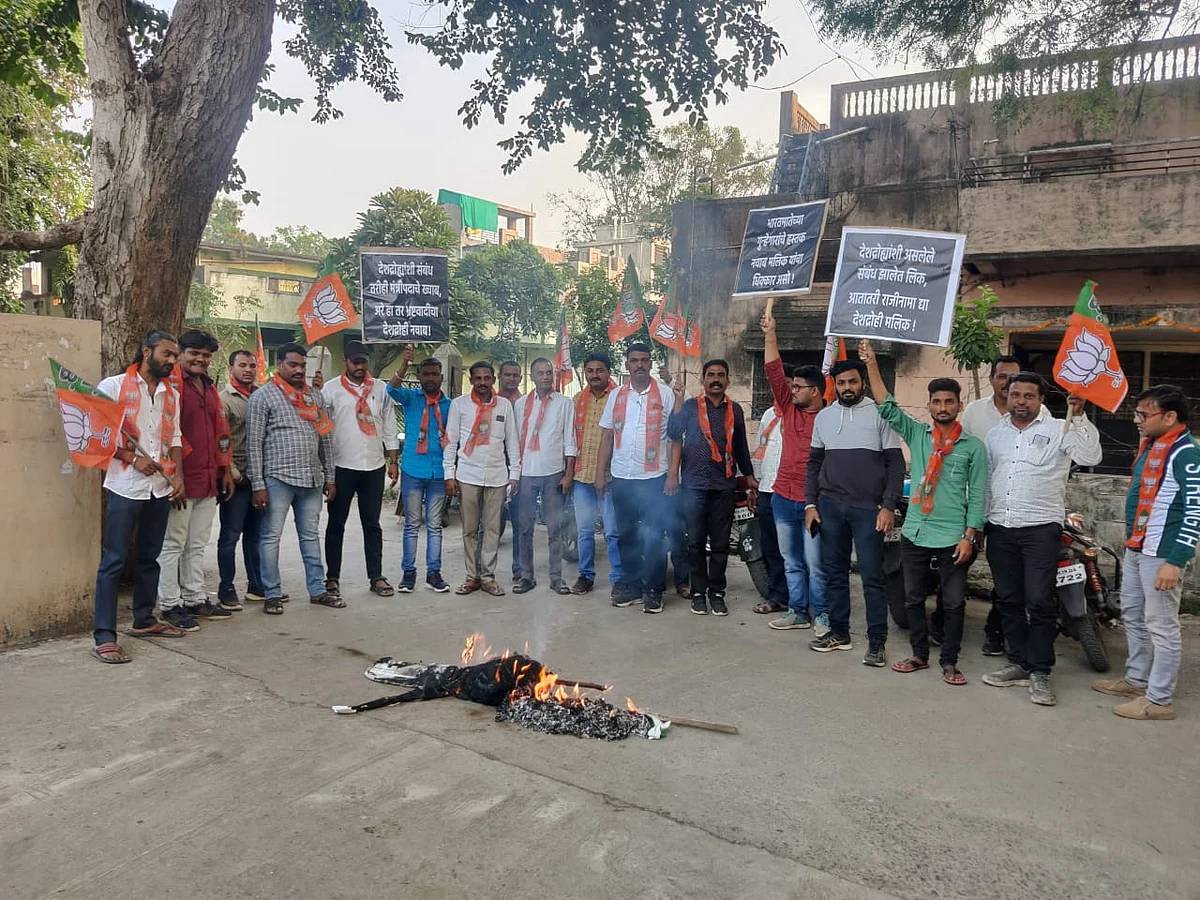 रावेरात नबाब मलिक यांच्या पुतळ्याचे दहन