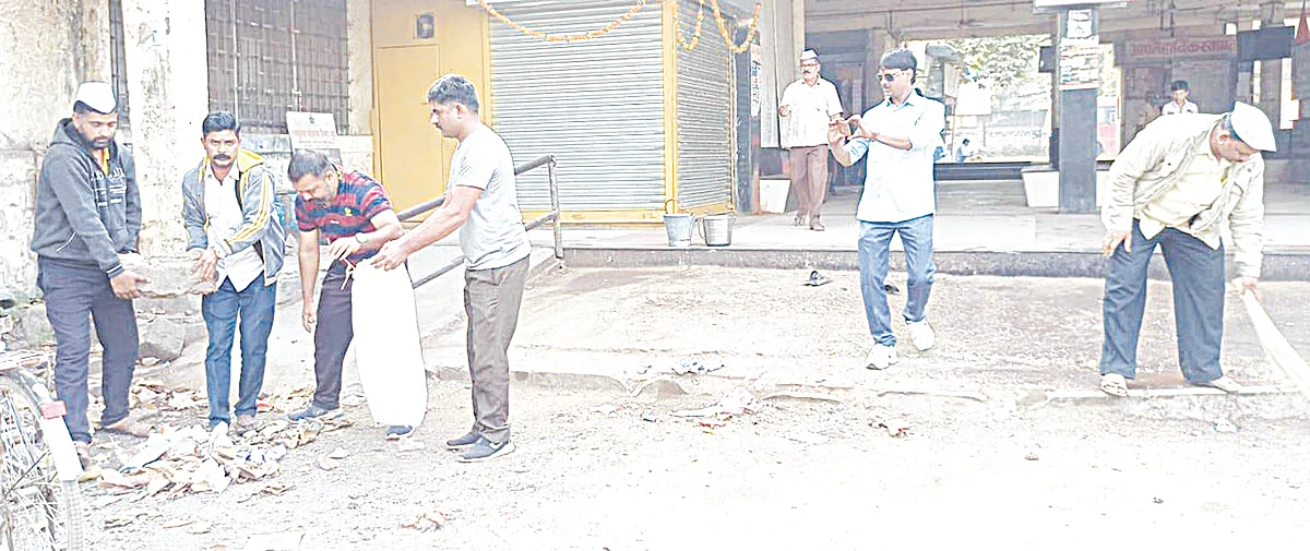 संपकर्यांची गांधीगिरी, आगार केले चकाचक