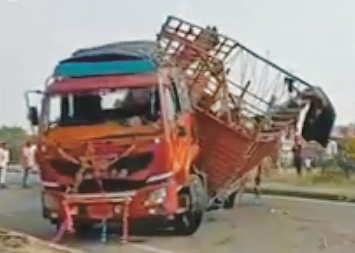 टोमॅटो घेऊन जाणारा ट्रक उलटला