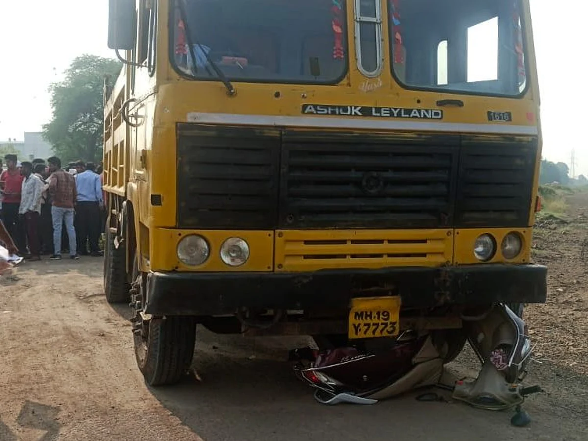 भरधाव डंपरने दुचाकीला उडवीले ; महिला ठार
